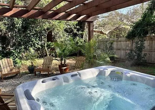 Дом отдыха Вилла Tranquility With Hot Tub Вирджиния-Бич США